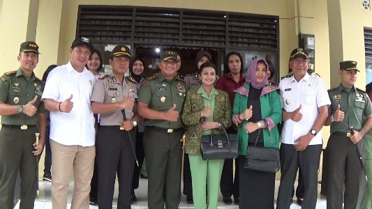 Hasanuddin Mayjend TNI Agus Surya Bhakti foto bersama Bupati Kolaka H. Ahmad Safei bersama unsur Firkomida Kolaka. FOTO : ASDAR