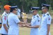 Kepala Staf TNI Angkatan Udara, Marsekal TNI Hadi Tjahjanto saat memberikan penghargaan kepada dua penerbang Sekbang ke-91 FOTO : NADHIR ATTAMIMI