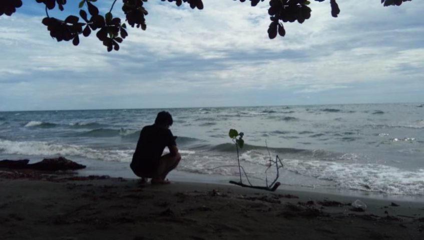 Warga Palasio Butuh Tanggul Penahan Ombak Puluhan pemukiman warga di Desa Palasio Kecamatan Wawo Kabupaten Kolaka Utara (Kolut), Provinsi Sulawesi Tenggara (Sultra) terancam abrasi dari hantaman ombak. Terkait hal itu warga meminta kepada wakil rakyat di DPRD Sultra untuk menyampaikan kepada Pemerintah Provinsi agar dibangunkan tanggul penahan ombak di sekitar pantai dekat dengan pemukiman warga. Salah satu warga Desa Palasio, Nasrin dihadapan anggota DPRD Sultra mengaku Desanya di Palasio yang berbatasan langsung dengan laut lepas terancam abrasi dari hantaman ombak, karena itu masyarakat membutuhkan tanggul penahan ombak. “Kami bersyukur ada anggota DPRD Sultra yang berkesempatan datang di Telaga Danau Biru di Desa Palasio Kecamatan Wawo. Dalam kesempatan ini kami menyampaikan keluhan atas kondisi pemukiman warga yang terancam abrasi dari hantaman ombak. Untuk itu kami meminta agar anggota DPRD Sultra dapat membantu warga untuk menyampaikan aspirasi masyarakat terkait pembangunan tanggul penahan ombak,”ujarnya dihadapan anggota DPRD Sultra, Sabtu (22/2/2020) Menurut Nasrin, kondisi Desa Palasio dalam setiap tahunnya terus tergerus dari hantaman ombak dan tentunya mengancam pemukiman warga, khususunya yang pemukimannya dekat dengan pantai. “Kami berharap desa kami mendapat bantuan dalam hal ini pembangunan talud atau tanggul penahan ombak di sepanjang pantai Palasio yang berbatasan langsung dengan pemukiman warga,”harap tokoh masyarakat Palasio itu. Sementara itu salah satu anggota DPRD Sultra Gunario mengaku, mengapresiasi atas keluhan warga terkait kondisi pemukiman warga yang terancam abrasi dari hantaman ombak di desa palasioa Kecamatan Wawo Kolaka Utara. “Baiknya sampaikan kepada kepala Desa bersama aparatnya untuk menyampaikan proposal dan ditujukan kepada DPRD Sultra. Bisa langsung disampaikan di DPRD, bisa juga melalui DPRD Kolaka Utara, nanti dari DPRD yang melanjutkan di DPRD Sultra. Politisi PDIP itu mengaku, untuk menyampaikan proposal terkait kondisi desa dan permohonan bantuan pembangunannya disampaikan di awal tahun hingga pertengahan tahun atau sebelum pembahasan APBD tahun 2021. Jika sudah ada proposal masuk, maka DPRD dapat menyampaikan kepada Pemerintah Provinsi untuk diprogramkan pada APBD tahun 2021. “Sebaiknya untuk dibuatkan proposalnya segera. Tas dasar proposal tersebut DPRD Sultra bisa menyampaikan aspirasi ini kepada pihak Pemerintah Provinsi,”tandasnya. TIM TEGAS