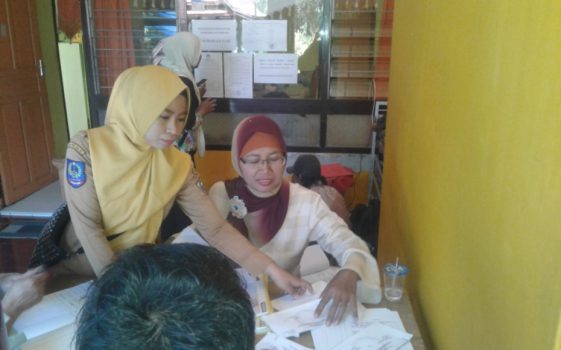 Panitia pendaftar calon Panwascam saat menerima berkas calon dari pendaftar di Sekretariat Kantor Panwas Kabupaten Bantaeng. FOTO : SYAMSUDDIN