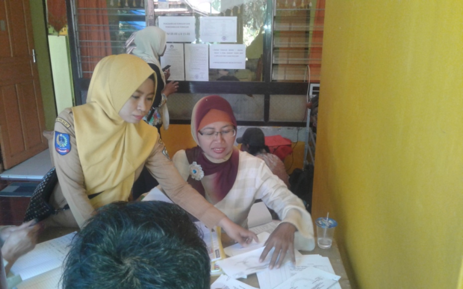 Panitia pendaftar calon Panwascam saat menerima berkas calon dari pendaftar di Sekretariat Kantor Panwas Kabupaten Bantaeng. FOTO : SYAMSUDDIN