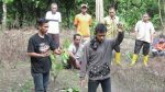 Paranormal ini saat membacakan mantar dan ritual dalam mencari salah satu korban yang tenggelam di sunggai Lamekongga kolaka. FOTO : ASDAR LANTORO.