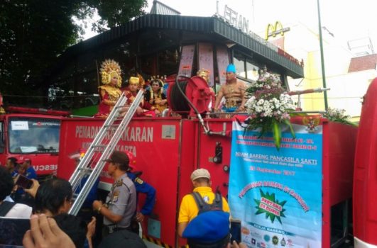 Delapan pasangan Calon Nikah Bareng saat menggunakan kendaraan Dinas Pemadam kebakaran menuju lokasi penyelenggaraan akad nikah. FOTO : NADHIR ATTAMIMI