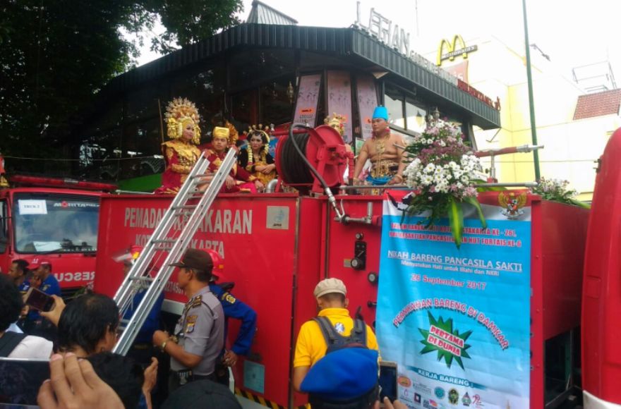 Delapan pasangan Calon  Nikah Bareng saat menggunakan kendaraan Dinas Pemadam kebakaran menuju lokasi penyelenggaraan akad nikah. FOTO : NADHIR ATTAMIMI