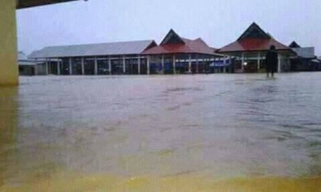 Pasar Suka Maju Desa Andoolo Utama Kecamatan Buke terendam banjir. Aktifitas perdagangan lumpuh. FOTO : BAHTIAR