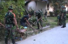 Pasca Banjir Warga Bersama TNI Bersihkan Kampung