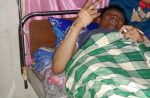 Radit alias buyung yang berpenyakit aneh di rawat di salah satu ruangan di RSUD Muna. FOTO : ROS