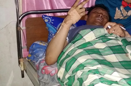 Radit alias buyung yang berpenyakit aneh di rawat di salah satu ruangan di RSUD Muna. FOTO : ROS