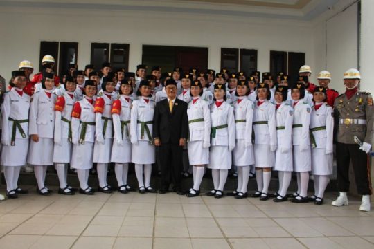 Surunuddin Dangga Saat Fhoto Bersama Dengan 75 Orang Anggota Paskibra. FOTO : MAHIDIN
