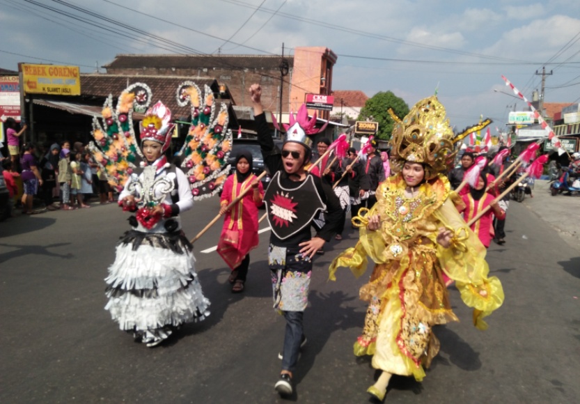 Pawai Karnaval se Kecamatan Kartasura dalam rangka merayakan HUT RI ke 72 Tahun 2017. FOTO : AGUNG NUGROHO