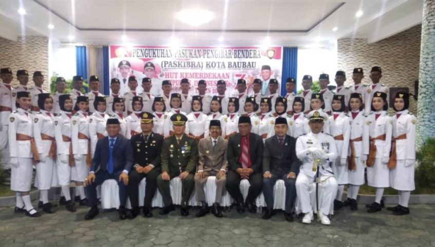 Kukuhkan 96 Pasukan Paskibraka Baubau Ini Harapan Wali Kota Pengukuhan pasukan pengibar bendera (Paskibra) Kota Baubau pada HUT Republik Indonesia ke-74 Tahun 2019 digelar Jum'at malam (16/8/19) di Rujab Wali kota. Sebanyak 96 Siswa - siswa dari SMA/SMK se-kota Baubau telah lulus seleksi dan mengikuti latihan dalam melaksanakan tugasnya sebagai pengibar bendera. Wali kota Baubau Drs.H.A.S Tamrin MH mengungkapkan, selamat atas terpilihnya saudara-saudari sebagai anggota paskibraka kota Baubau yang memiliki keistimewaan sebagai pengibar bendera di hari kemerdekaan ke -74. Kata dia, ada beberapa hal yang ingin disampaikannya yakni, sebagai anggota paskibra harus mampu menunjukkan keteladanan disiplin dan berjiwa nasionalisme yang tinggi. “Jadilah Generasi Masa Depan yang maju dan memiliki Integritas kepribadian yang kokoh berjuang untuk kemajuan kota Baubau yang kita cintai bersama serta bangsa dan negara”ucap As Tamrin. Ditambahkannya. menjadi ujung tombak pembangunan dan persatuan bangsa menjaga persatuan dan kekompakan dalam menapaki karier menuju masa depan, serta selalu memberikan pengaruh positif baik dalam lingkungan maupun dalam pergaulan di masyarakat. “Terima kasih kepada orang tua yang telah memberikan dorongan, serta motivasi dalam menunjang tugas sebagai paskibraka. Kepada para pembina, pembimbing dan pelatih terimakasih atas usaha dan kesabaran dalam membimbing putra-putri kita saat mengikuti latihan,”tukasnya. J S R