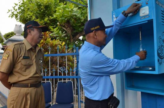 Walikota Yogyakarta, Haryadi Suyuti (kiri) dan Direktur Utama PDAM Tirtamarta, Dwi Agus Triwidodo saat meresmikan Air Minum Gratis di Kantor PDAM Tirtamarta. FOTO : NADHIR ATTAMIMI