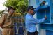 Walikota Yogyakarta, Haryadi Suyuti (kiri) dan Direktur Utama PDAM Tirtamarta, Dwi Agus Triwidodo saat meresmikan Air Minum Gratis di Kantor PDAM Tirtamarta. FOTO : NADHIR ATTAMIMI