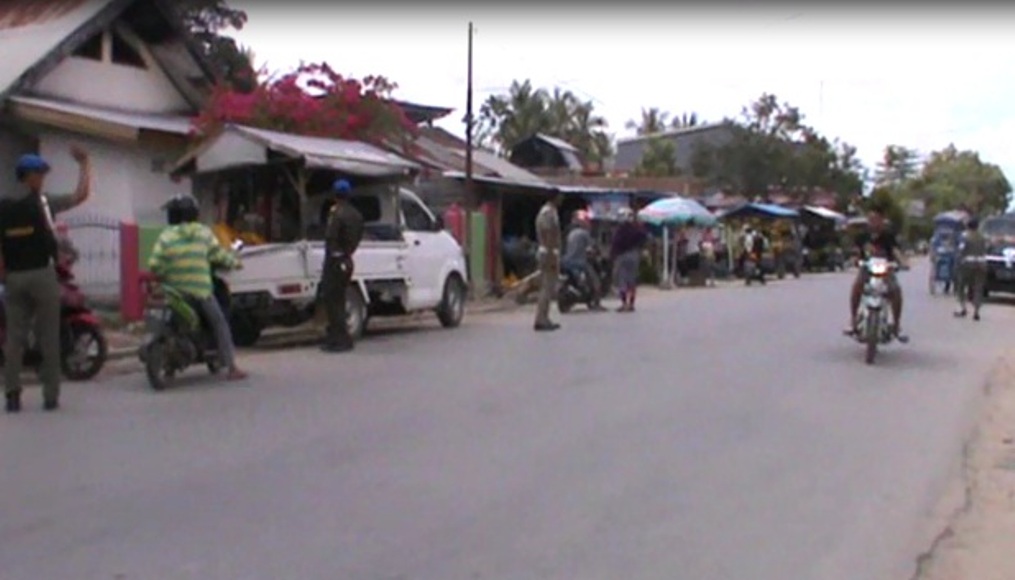 Penertiban pedagang yang menjual di sempadan jalan oleh anggota Satpol PP Kota Kendari di depan Pasar Anduonohu. FOTO : FEBRI