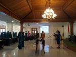 Kabupaten Kulon Progo, dr. Dwikisworo Setyowireni S.Pak, dan Ketua Tim Penggerak PKK Kabupaten Kota Yogyakarta, Tri Kirana Muslidatun, S.Psi. oleh Ketua Umum Tim Penggerak PKK Daerah Istimewa Yogyakarta Gusti Kanjeng Ratu (GKR) Hemas. FOTO : NADHIR