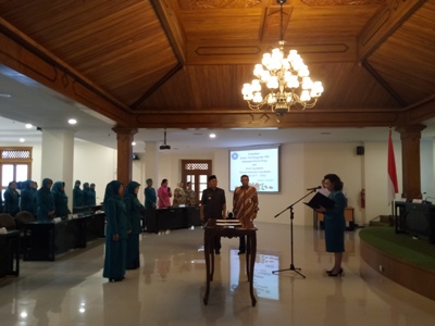 Kabupaten Kulon Progo, dr. Dwikisworo Setyowireni S.Pak, dan Ketua Tim Penggerak PKK Kabupaten Kota Yogyakarta, Tri Kirana Muslidatun, S.Psi.  oleh Ketua Umum Tim Penggerak PKK Daerah Istimewa Yogyakarta Gusti Kanjeng Ratu (GKR) Hemas. FOTO : NADHIR