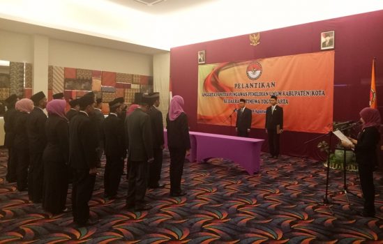 Badan Pengawas Pemilihan Umum (Bawaslu) DIY pada Senin (28/8/2017) siang, melantik 15 anggota panitia pengawas (Panwaslu) Kabupaten/Kota se DIY. FOTO : NADHIR ATTAMIMI