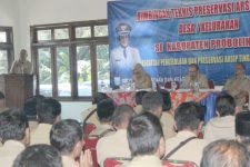 (Plt) Sekretaris Daerah (Sekda) Kabupaten Probolinggo Asyari Bimtek Preservasi Arsip Letter C Bagi Desa dan Kelurahan Dislah satu hotel di probolinggo. FOTO ; ASL