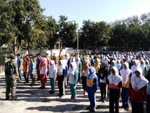 pelajar SMK 3 Probolinggo saat diberikan pembekalan wawasan kebangsaan dan Nasionalisme dari anggota TNI Kodim 0820/Probolinggo. FOTO : ASL