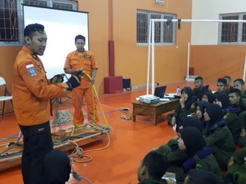 Perwakilan Mahasiswa se Indonesia yang tergabung di resimen Mahasiswa (Menwa) menggelar pelatihan SAR di Semarang. FOTO : BISMA SURYA KURNIAWAN
