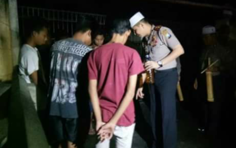 Kapolresta Probolinggo AKBP memergoki enam pemabuk di waktu sahur untuk kemudian diamankan. FOTO : ASL