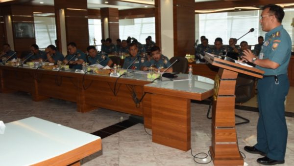 Komandan KRI Bung Tomo Pemaparan di Hadapan Pangkoarmada II