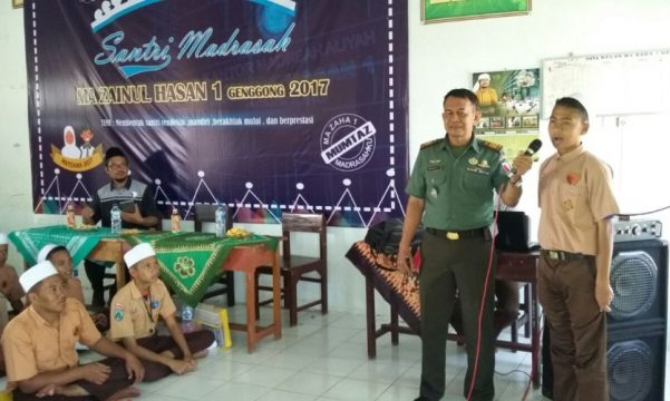 Kapten Arh Hindarto selaku komandan Rayon Militer (Koramil) Pajarakan Probolinggo saat memberikan pembekalan terkait wawasan kebangsaan kepada santri di ponpes Genggong Zaha. FOTO : ASL