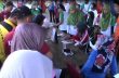 Pemeriksaan kesehatan yang dilaksanakan oleh Kantor Kesehatan pelabuhan kendari kepada warga sekitar dan petugas. FOTO : FEBRI