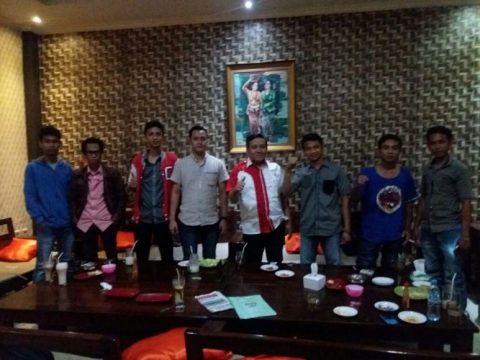 Pemuda LIRA Kendari foto bersama usai menggelar konprens bersama sejumlah awak media. FOTO : IST