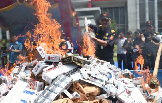 Pemusnahan Rokok ilegal. FOTO : INT