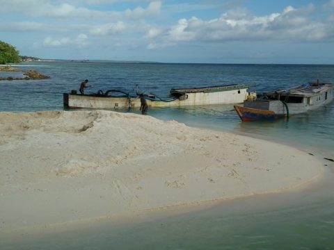 Aktifitas penambang pasir kecamatan wangi-wangi selatan, kabupaten Wakatobi, Sultra. FOTO : UDIN