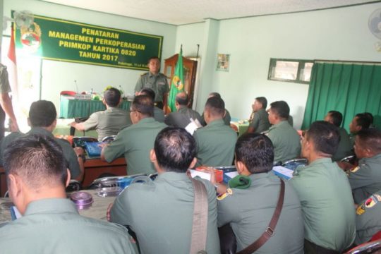 Prajurit TNI dari Kodim 0820 Probolinggo saat mengikuti penataran perkoperasian. FOTO ; ASL