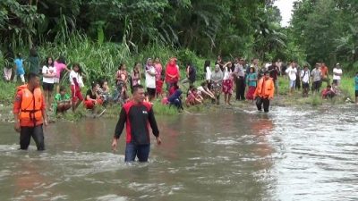 Tim basarnas, BPBD, TNI dan Polri bersama warga setempat melakukan pencarian terhadap dua bocah kembar yang terserat arus sungai lamekongga. FOTO : ASDAR LANTORO