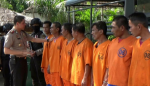 Kapolresta Probolinggo AKBP Alfian Nurrizal saat memeriksa pelaku kriminal yang ditangkap jajarannya. FOTO : ASL