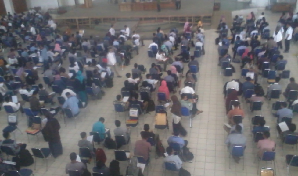 Suasana pelaksanaan tes pendampingi desa yang di gelar di gedung auditorium Mokodompit Iniversitas Halu Oleo kendari. FOTO : ISWANTO