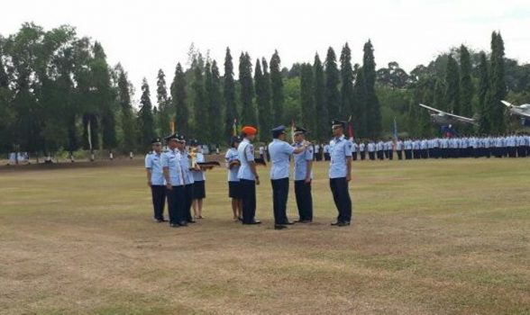 Kepala Staf Angkatan Udara, Marsekal TNI Hadi Tjahjanto pada Sabtu (19/8/2017) yang bertempat di Lapangan Lanud Adisutjipto melantik 46 penerbang muda yang bakal memperkuat jajaran TNI Angkatan Udara. FOTO : NADHIR ATTAMIMI