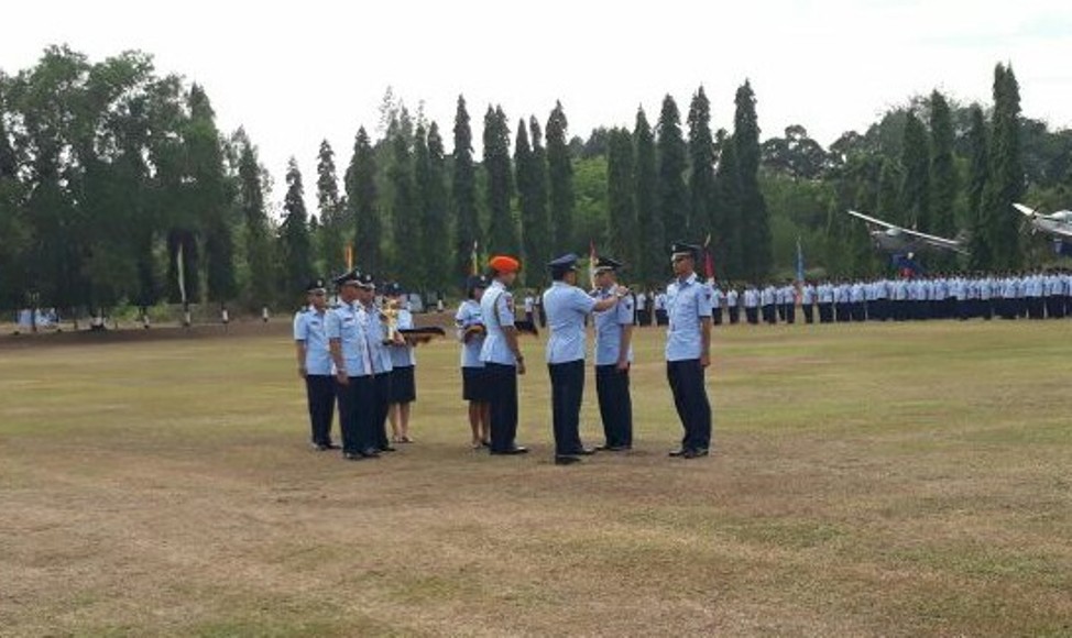 Kepala Staf Angkatan Udara, Marsekal TNI Hadi Tjahjanto pada Sabtu (19/8/2017) yang bertempat di Lapangan Lanud Adisutjipto melantik 46 penerbang muda yang bakal memperkuat jajaran TNI Angkatan Udara. FOTO : NADHIR ATTAMIMI