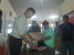 Anggota Kepolisian sektor Mandonga saat membuka hasil tangkapan berupa mumbul dari salah seorang pengedar. FOTO : REMON