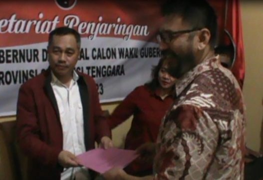 bakal wakil Gubernur Sultra M. Oheo Sinapoy saat mengembalikan berkas pendaftaran di DPW PDIP Sultra. FOTO : FEBRI
