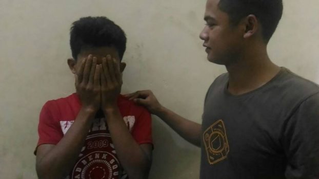 Tersangka Penggorok Mertua (menutup mata) saat di gelandang di Mapolres Bantaeng. FOTO : SYAMSUDDIN