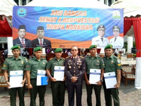 Personil TNI Kodim Aceh Timur mendapat menghargaan dari BBN Kota Langsa. FOTO : ROBY SINAGA