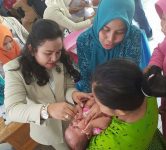 Ketua Tim penggerak PKk Kabupaten Muna Yanti Rusman Emba saat memberikan pengobatan gratis kepada salah satu balita. FOTO ; LA ODE AWALUDDIN
