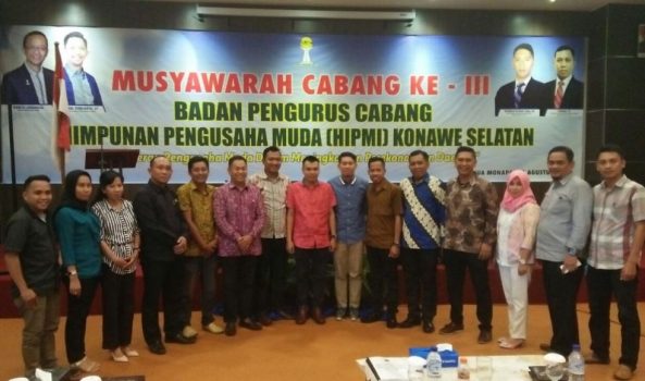 Foto Bersama Jajaran Pengurus Lama Dan Baru BPC Hipmi Kabupaten Konawe Selatan. FOTO : IST