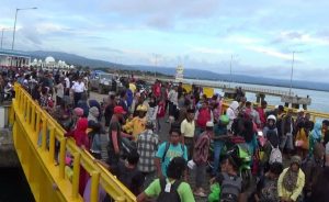Penumpang Kapal Ferry Tujuan Bajoe Mulai Melonjak