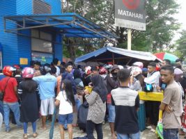 Antrian Mengular di Loket Tiket Penumpang