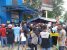 Calon penumpang tujuan Muna, Baubau menumpuk di depan loket pembelian tiket di pelabuhan Kendari. FOTO : ONNO