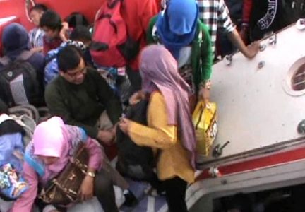 Penumpang kapal cepat Tujuan Raha-dan Baubau mulai pada di pelabuhan Nusantara kendari. FOTO : FT