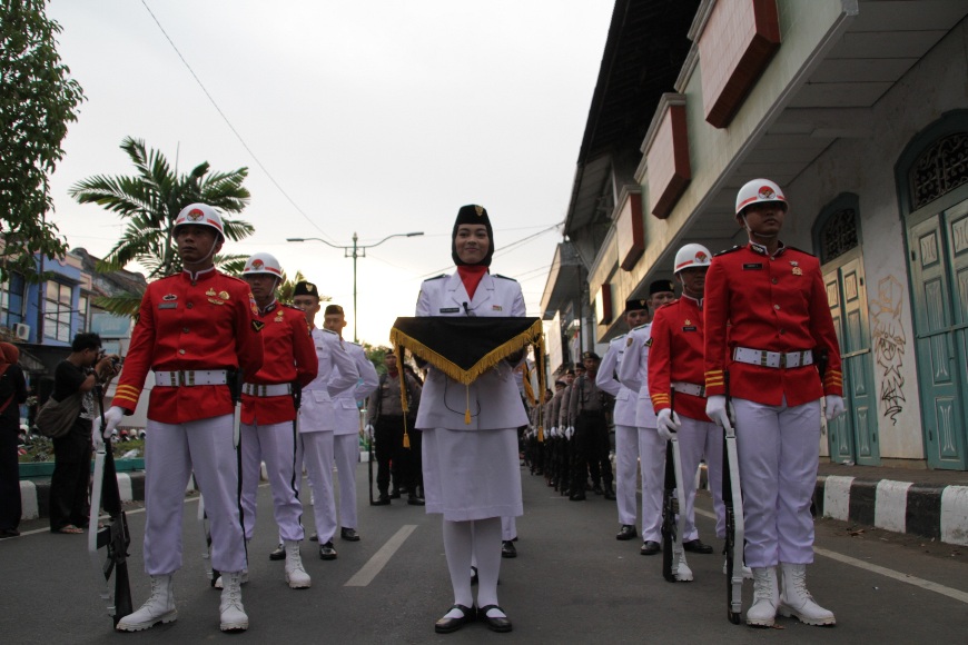 Paskibra Kabupaten Jepara ini siap untuk bertugas menurunkan bendera merah putih pada sore hari. FOTO : DSW