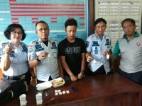 Pegawai Lembaga Pemasyarakatan (Lapas) kelas II A Kendari, Sulawesi Tenggara (Sultra) mengamankan Seorang pemuda berinisial FH yang mencoba memasukan seratus obat-obat terlarang di dalam Lapas. FOTO : ONNO