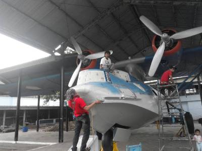 Yogyakarta melakukan pengecatan terhadap pesawat Amphibi PBY-505 Catalina. FOTO : NADHIR